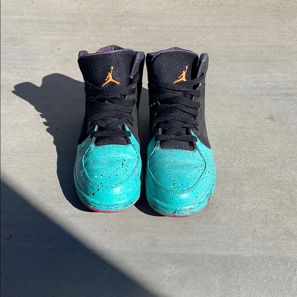 COPY - Super rare Teal and black Jordan’s 🔥🔥🔥 - Picture 4 of 10